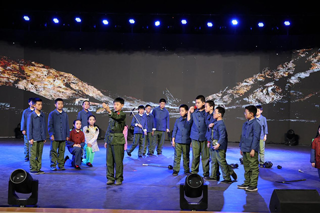 演员们在舞台上表演