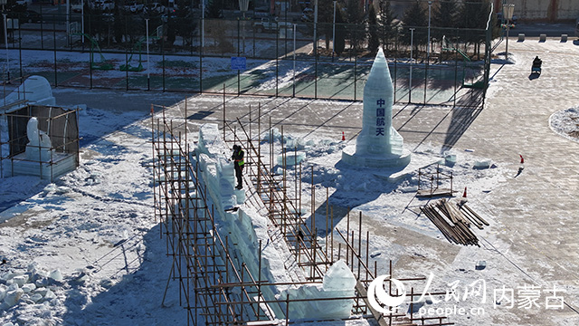 冰雕搭建工作正在進行。四子王旗融媒體中心供圖