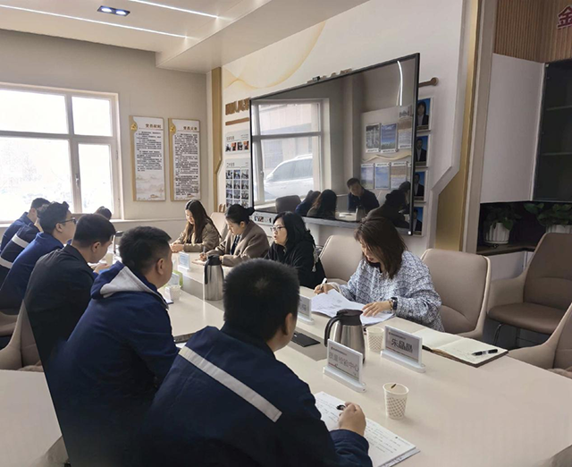 在政企座谈会上针对企业提出的复杂问题给出专属解决方案。