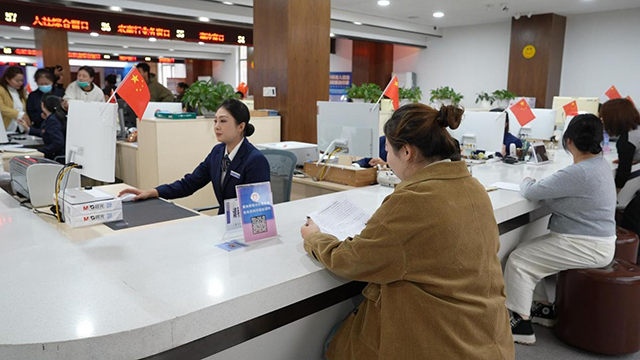 霍林郭勒市工程项目审批审查中心企业开办服务专区工作人员为企业负责人办理相关手续。