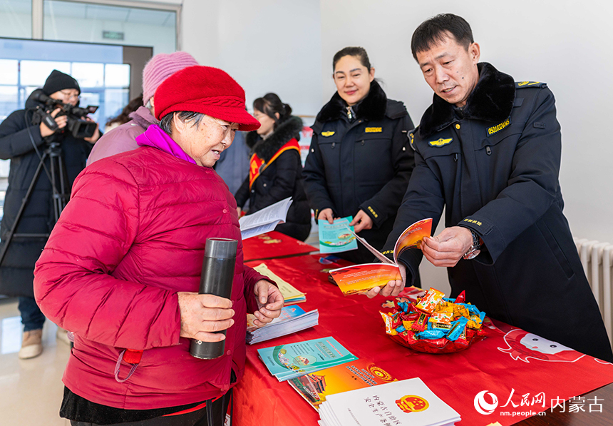 呼和浩特市玉泉區文化科技衛生“三下鄉”集中示范活動現場，應急管理局的工作人員向群眾發放宣傳資料。丁根厚攝