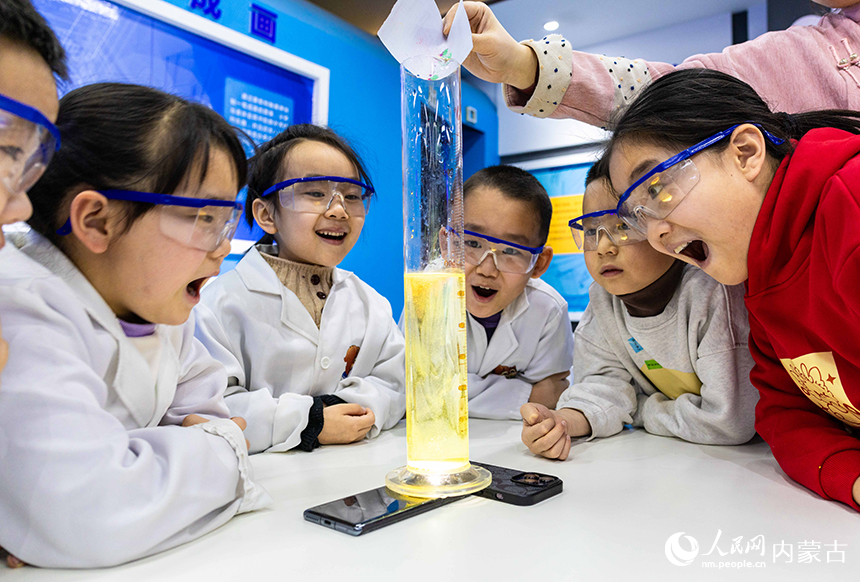 孩子们在呼和浩特市玉泉区青少年宫学习体验趣味科学实验。丁根厚摄