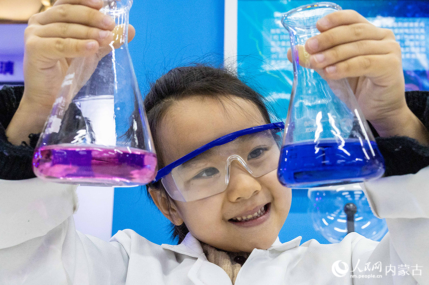 孩子们在呼和浩特市玉泉区青少年宫体验趣味科学实验。丁根厚摄