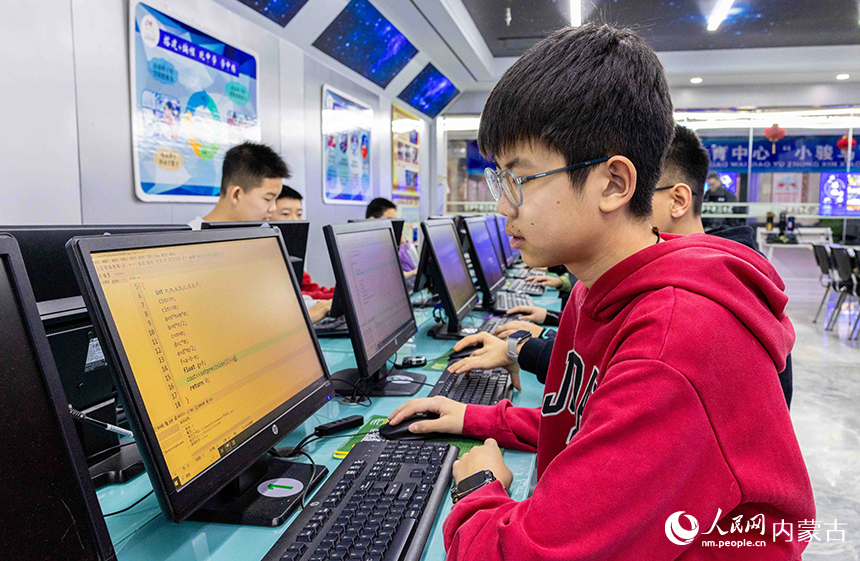 孩子们在呼和浩特市玉泉区青少年宫学习机器人编程。丁根厚摄