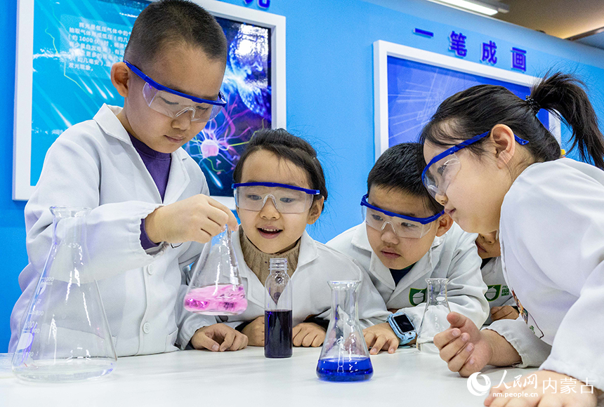 孩子们在呼和浩特市玉泉区青少年宫学习体验趣味科学实验。丁根厚摄