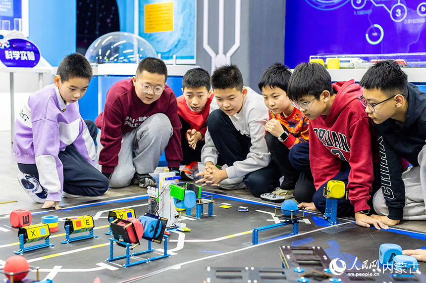 孩子们在呼和浩特市玉泉区青少年宫学习操控编程机器人。丁根厚摄