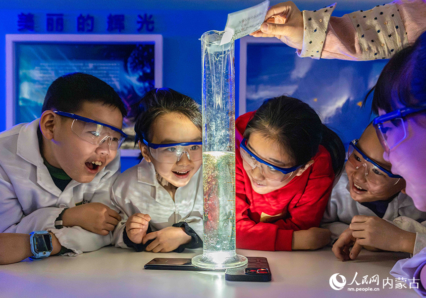 孩子们在呼和浩特市玉泉区青少年宫体验趣味科学实验。丁根厚摄