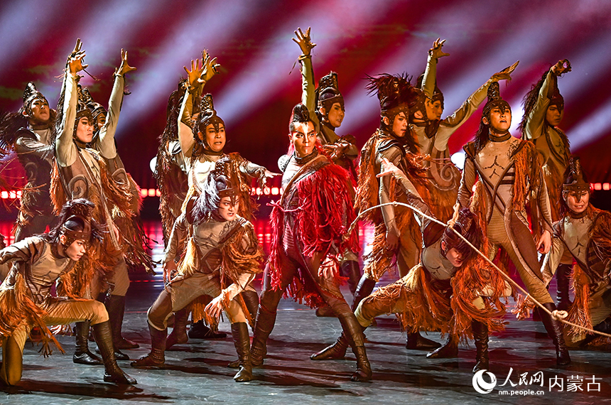 演员在2026内蒙古新年舞蹈晚会表演舞剧《骑兵》片段《蒙古马》。王正摄