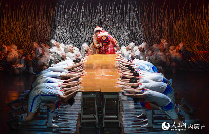 演员在2026内蒙古新年舞蹈晚会表演舞剧《草原英雄小姐妹》片段《课堂》。王正摄