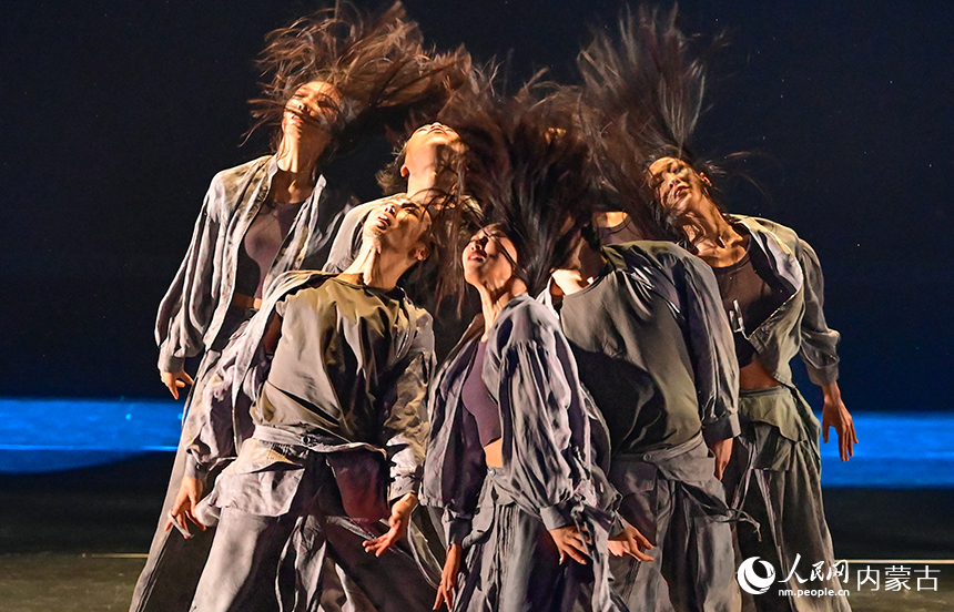 演员在2026内蒙古新年舞蹈晚会表演现代舞《风》。王正摄