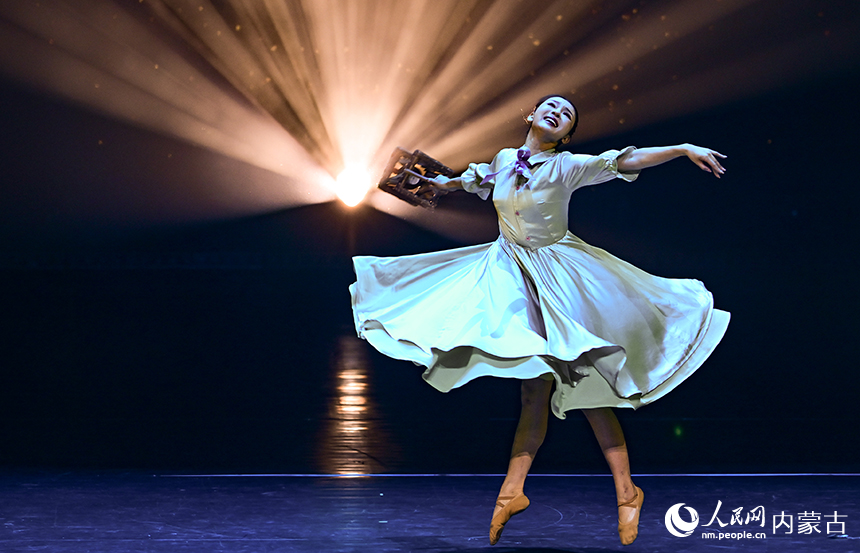 演员在2026内蒙古新年舞蹈晚会表演民族民间舞《心灵之光》。王正摄