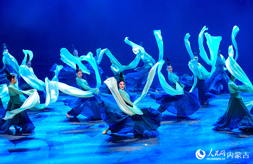 演员在2026内蒙古新年舞蹈晚会表演古典舞《月下倩影》。王正摄