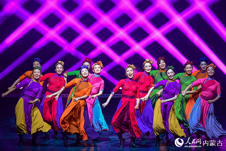 演员在2026内蒙古新年舞蹈晚会表演民族民间舞《信号美满》。王正摄