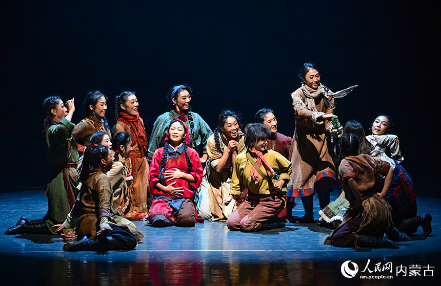 演员在2026内蒙古新年舞蹈晚会表演民族民间舞《铁姑娘》。王正摄