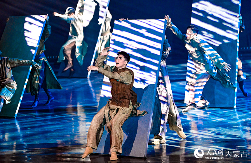 演员在2026内蒙古新年舞蹈晚会表演当代舞《觉醒》。王正摄