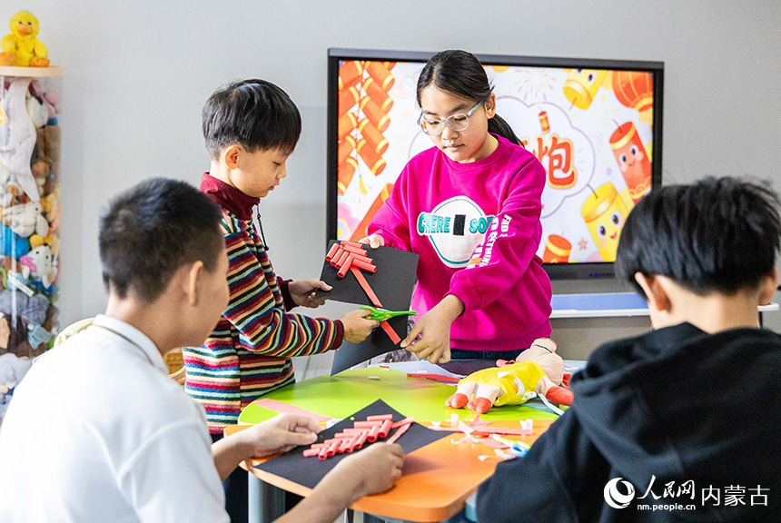 在呼和浩特市玉泉区秋实社区，集中托管的学生在做手工。丁根厚摄