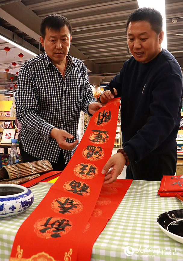 现场写春联。实习生 牛子萌摄