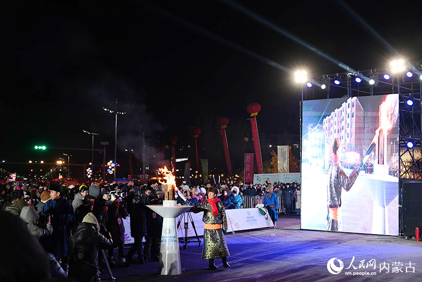 開幕式現場，四子王旗旗委書記趙建平點燃聖火。人民網記者 劉藝琳攝