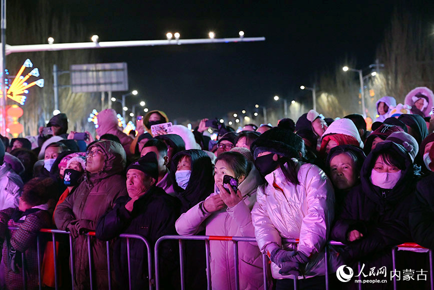 群众观看开幕式表演。人民网记者 刘艺琳摄