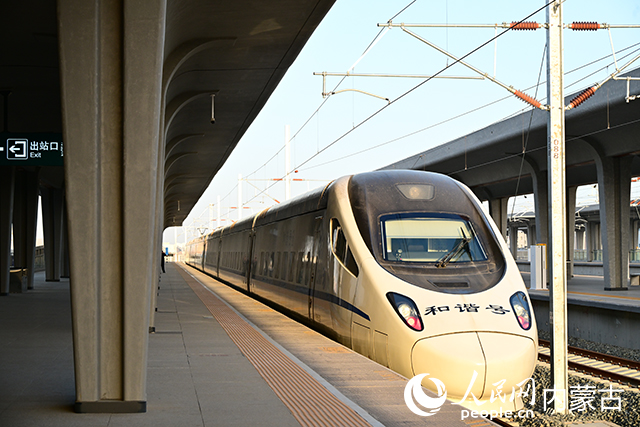 巴彥淖爾、烏海兩地首開進京動車組列車。袁斌攝