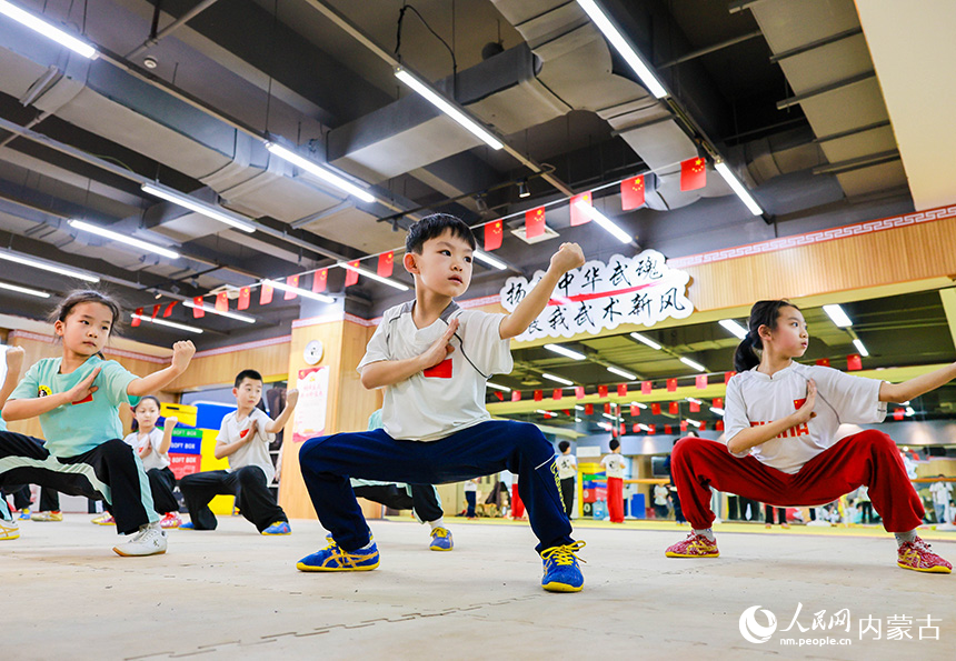 呼和浩特市玉泉区青少年宫武术馆内，小朋友们在练习武术。丁根厚摄