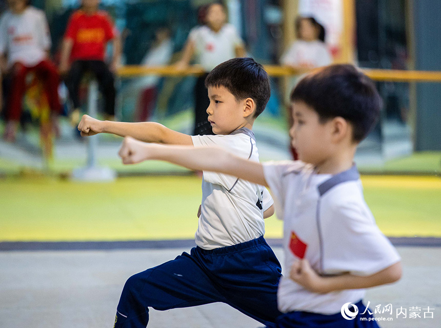 呼和浩特市玉泉区青少年宫武术馆内，小朋友们在练习武术基本功。丁根厚摄