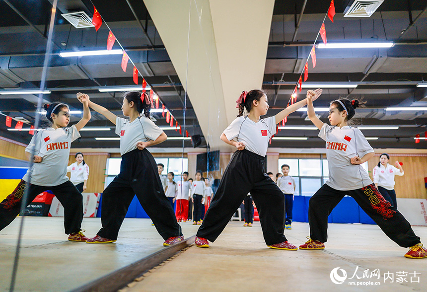 呼和浩特市玉泉区青少年宫武术馆内，小朋友们在练习武术。丁根厚摄