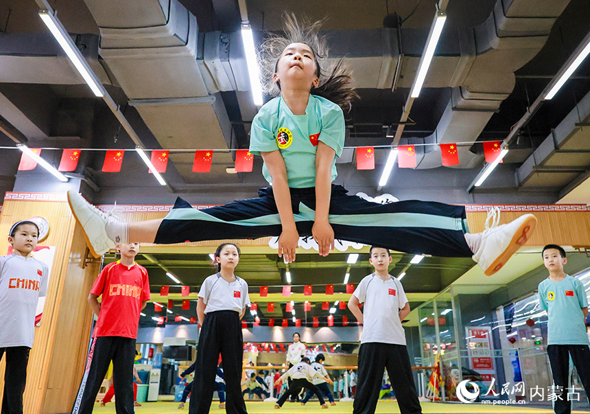 呼和浩特市玉泉区青少年宫武术馆内，小朋友们在练习武术基本功。丁根厚摄