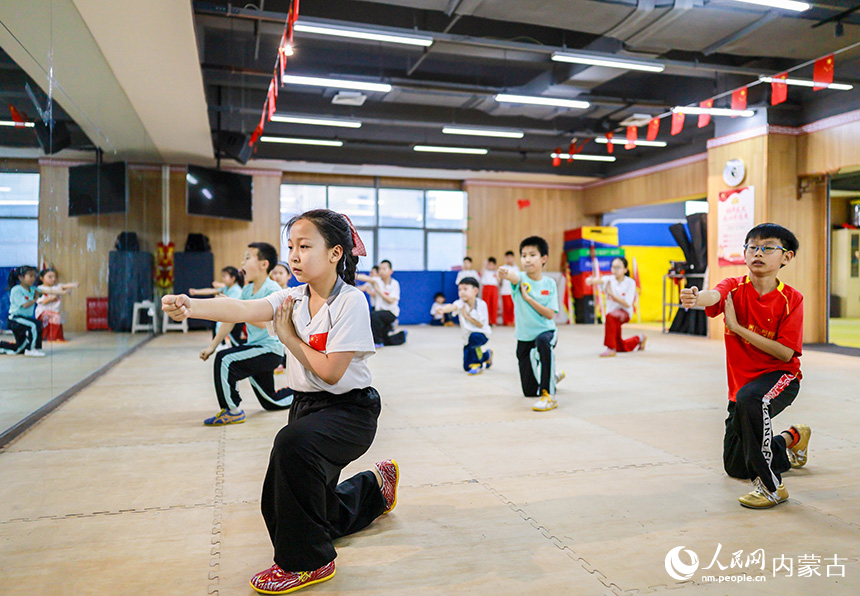 呼和浩特市玉泉区青少年宫武术馆内，小朋友们在练习武术。丁根厚摄
