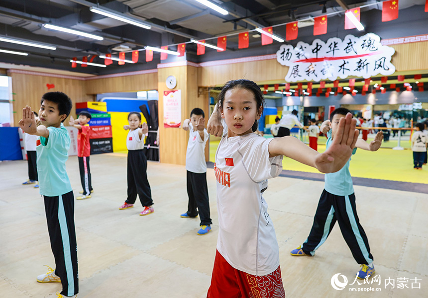 呼和浩特市玉泉区青少年宫武术馆内，小朋友们在练习武术。丁根厚摄
