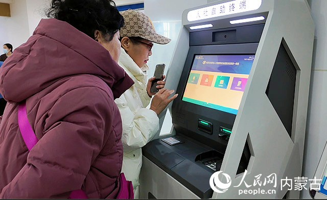 市民通過自助機查詢和辦理社保事項。實習生 廖躍卿攝