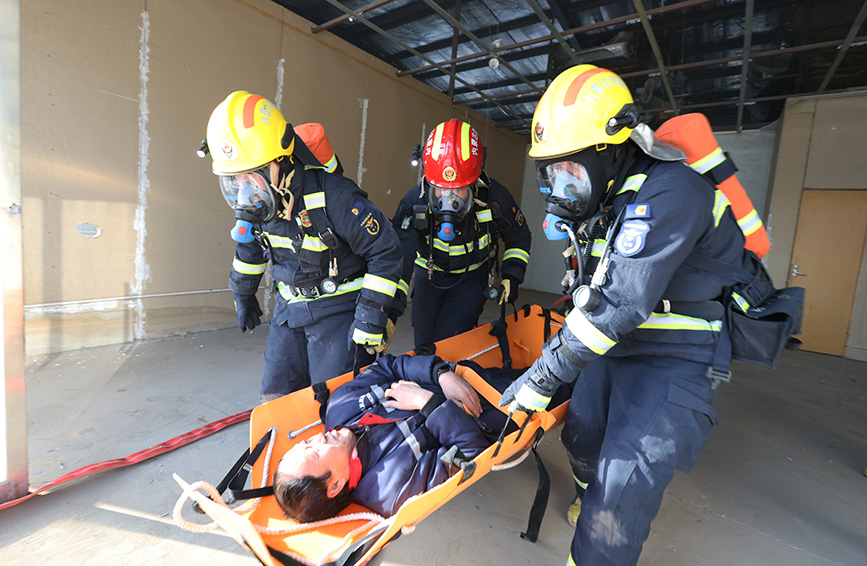 指戰員救出被困人員