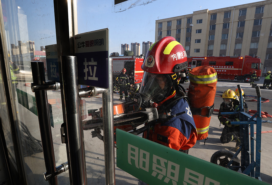 指战员打开安全出口