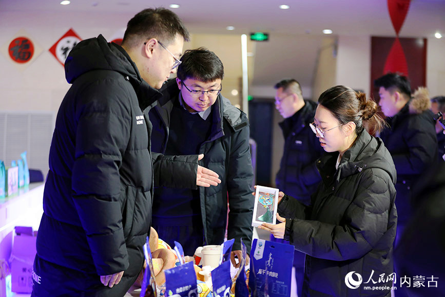 觀眾在活動現場了解文創產品。人民網記者 齊浩男攝