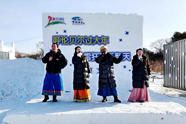 乌兰牧骑队员们倾情献艺。