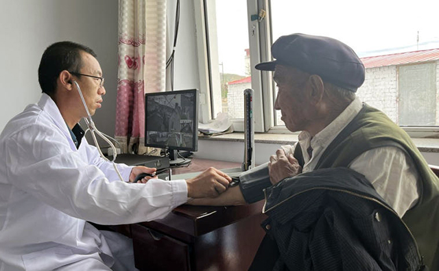 乡镇卫生院的医生正在为老人检查身体