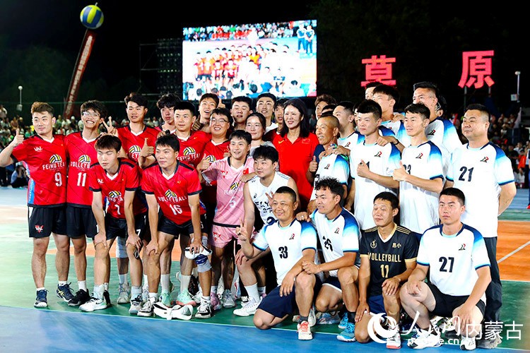 郎平與“草原村排”隊員合影。人民網記者 齊浩男攝