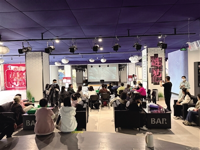 社区居民在“兴安领创·展示体验中心”观影。