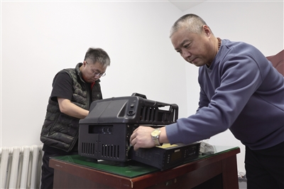 放映员检修设备。