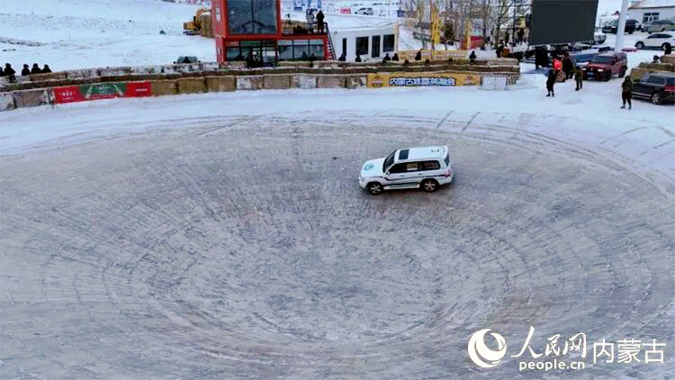 一輛汽車正在體驗“冰鍋涮機車”。呼倫貝爾市融媒體中心供圖