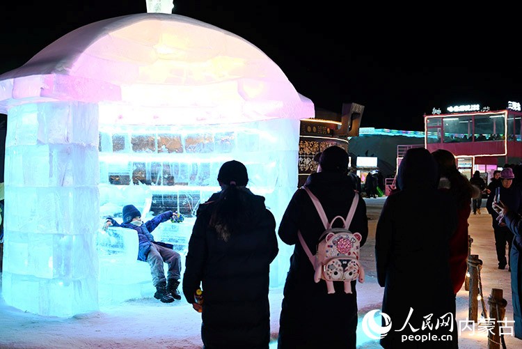 大黑河軍事文化樂園內，游客與冰雕合影 人民網記者 劉藝琳攝