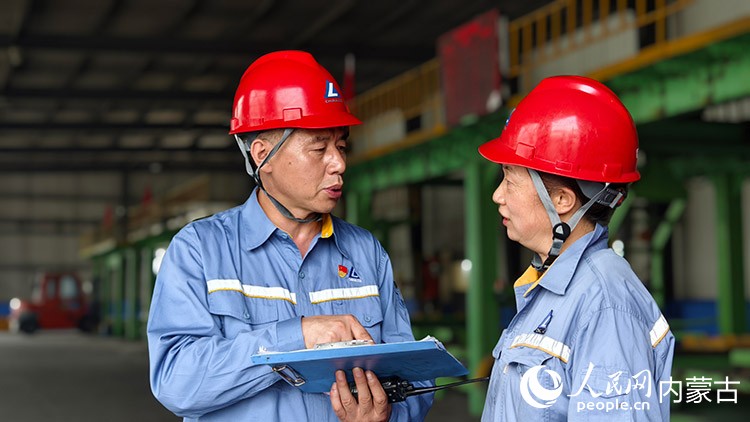 於浩與同事商討工作。王中豪攝