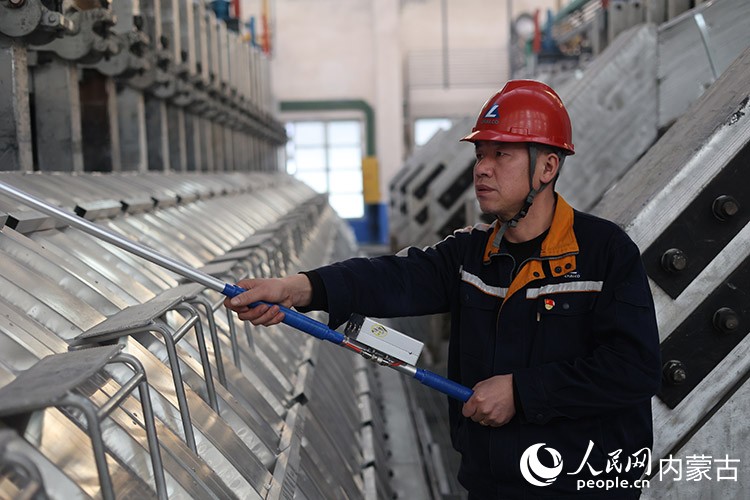 於浩與同事商討工作。王中豪攝