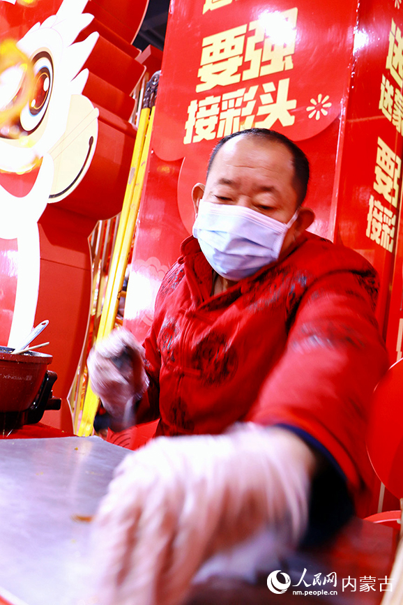 手藝人現場做糖畫。實習生 牛子萌攝