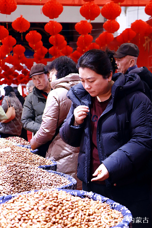 市民現場試吃特色瓜子。實習生 牛子萌攝