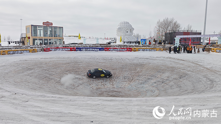 “冰鍋燉小車”項目。人民網記者 張雪冬攝