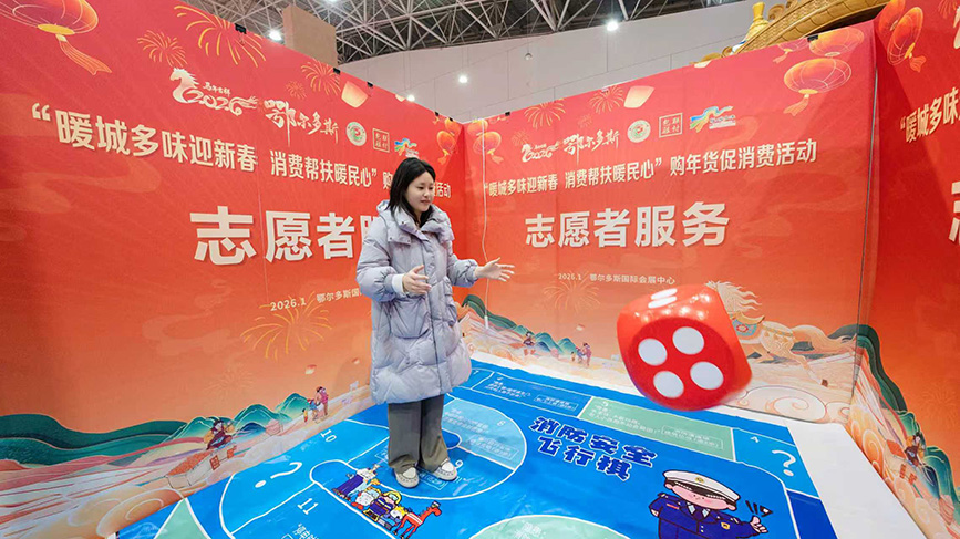 孩子參與消防飛行棋游戲