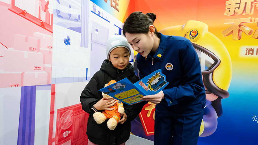 宣傳員為孩子講解校園安全知識