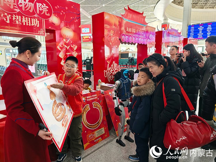 內蒙古博物院小小講解員向旅客講述文物的故事，為旅客帶來一場奇妙的博物館之旅。人民網記者 趙夢月攝