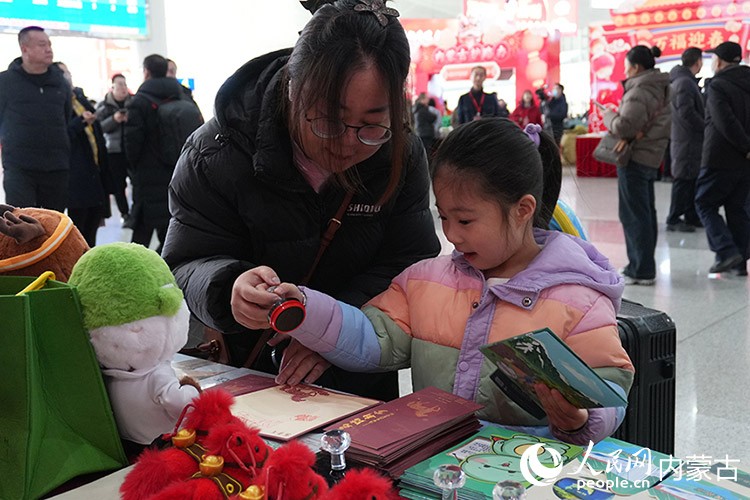 旅客在內蒙古自然博物館展台前打卡互動。人民網記者 苗陽攝